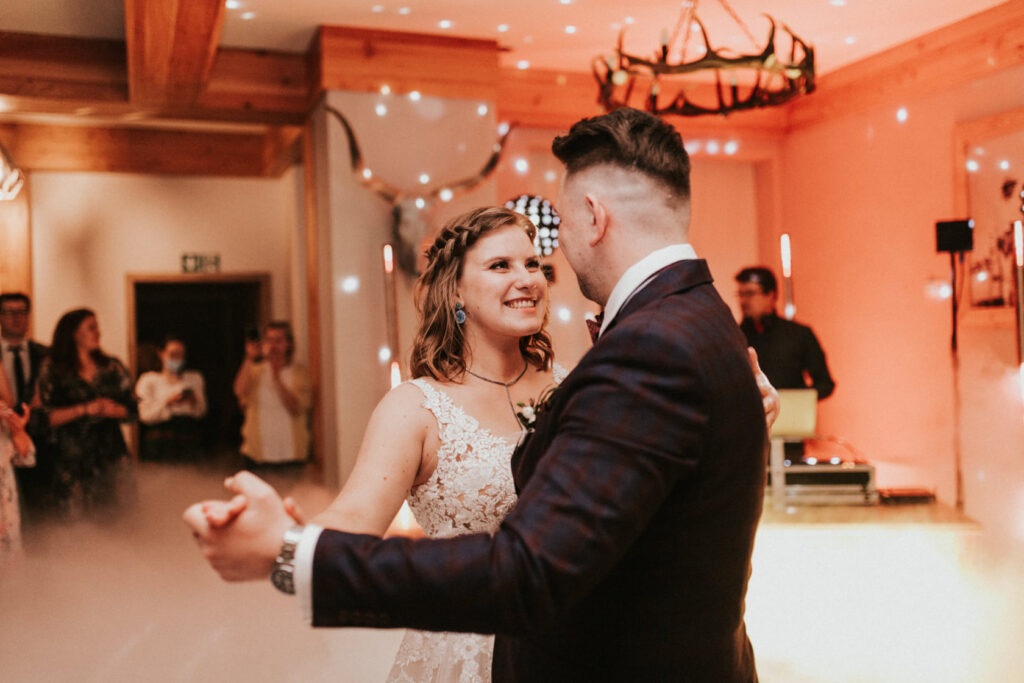 Para młoda podczas pierwszego tańca na weselu w Zakopanem. Magiczna chwila uchwycona w blasku świateł i muzyki, która tworzy niezapomniane wspomnienia. Spraw, by Twoje wesele było równie wyjątkowe z naszym DJ-em i wodzirejem!